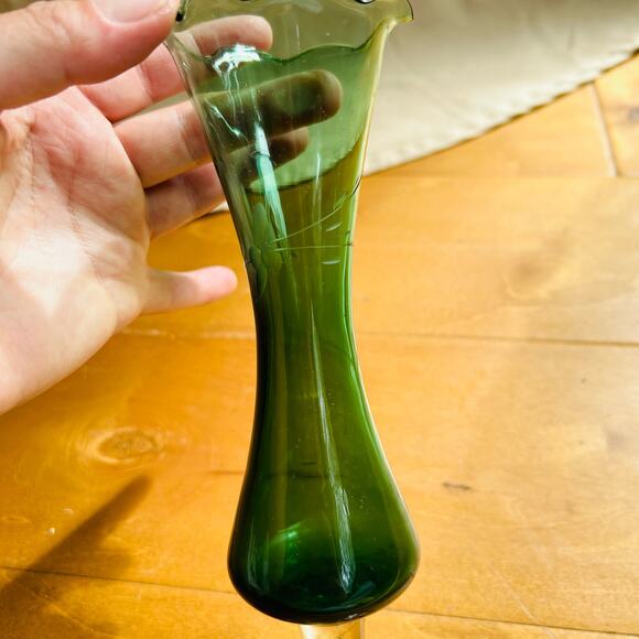 Vintage etched green bud vase - Picture 5 of 9